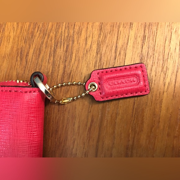 NWOT COACH Hot Pink Leather Handbag w/Buckle Chain Adjustable Strap. Zip closure - Picture 5 of 14